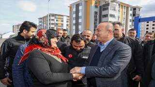 Bakan Çavuşoğlu, Elbistan’da depremzedeleri ziyaret etti