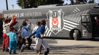 Beşiktaş taraftarının gönderdiği oyuncaklar İskenderun’da depremzede çocuklara dağıtıldı