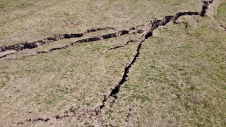 Ceyhan Nehri kıyısındaki köyde depremde oluşan yarık ve çöküntüler dronla görüntülendi