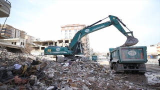 Kahramanmaraş’ta enkaz kaldırma ve yıkım işlemleri sürüyor