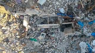 Hatay’da yıkılan iki binadan geriye eşyalar ve ayakta duran mutfak dolapları kaldı