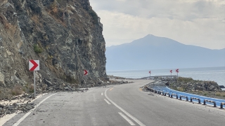 SamandağArsuz sahil yolunda heyelan nedeniyle ulaşım kontrollü sağlanıyor