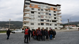 Nurdağı ve İslahiye’de öğrenciler konteyner ve çadır sınıflarda derse başladı
