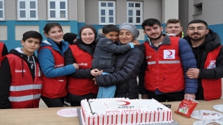 Depremzede çocuğa doğum günü sürprizi