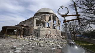 Gaziantep’te bir caminin yenilenen minareleri depremde yıkıldı