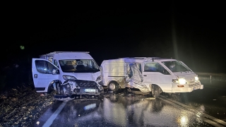 Antalya’da kamyonetle minibüsün çarpışması sonucu 3 kişi yaralandı