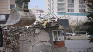 Kahramanmaraş’ta aciliyet gerektiren binaların yıkım işlemleri sürüyor