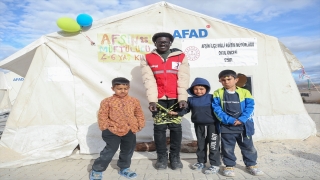 Afrikalı gönüllü gençler, depremzede çocuklara oyun arkadaşlığı yapıyor