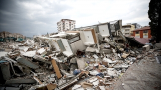 Antakya’da ilk depremlerde geriye kayan apartman Hatay merkezli sarsıntıda yıkılmış