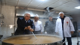 Erdemli Belediye Başkanı Tollu, işçilerle depremzedeler için yemek hazırladı