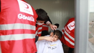 Türk Kızılay gönüllüsü Adanalı berberlerden Hatay’da depremzedelere hizmet 
