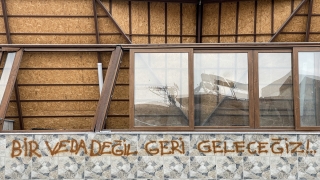 Depremzedelerin Hatay sevgisi duvar yazılarında