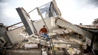 Antakya’da geriye doğru yıkılan binanın enkazından ilkokuldaki ”anı kitabı”nı çıkardı