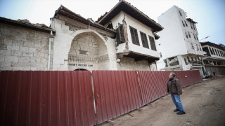 Minyatürünü yaptığı Habibi Neccar Camisi’nin yıkıldığını görünce gözyaşlarını tutamadı