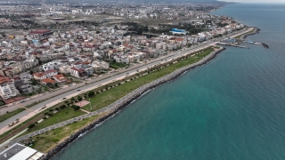 Depremlerin vurduğu İskenderun’da yaralar sarılıyor