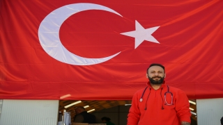 Deprem bölgesindeki evcil hayvanları çadırda tedavi ediyor