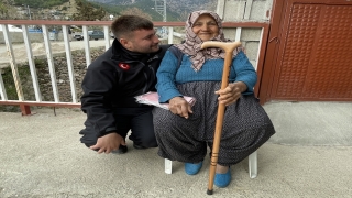 Hatay’da 70 yaşındaki depremzede kadının yüzü kaymakamlığın verdiği bastonla güldü