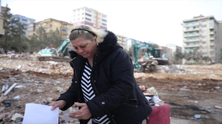 Enkazda oğlundan geriye kalan hatıraları arıyor