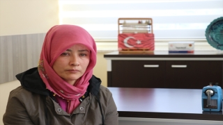 Burdur’da kaldığı yurtta işe başlatılan depremzede kadın afeti unutmaya çalışıyor
