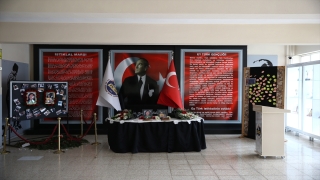 Depremde vefat eden iki öğretmen için Adana’daki lisede ”anı köşesi” oluşturuldu