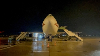 Pakistan’dan deprem bölgesine çadır taşıyan uçak Adana’ya iniş yaptı