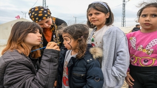 Çadır kentteki çocukların hayalleri Birsen ablalarının etkinlikleriyle renkleniyor