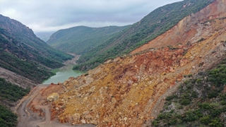 İslahiye’de heyelanla önü kapanan İdilli Deresi’nde suyun kontrollü tahliyesi sürüyor