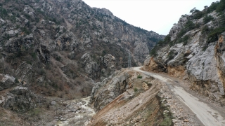 Kahramanmaraş’ta depremde dağdan kopan kayalar kırsaldaki yolları da tahrip etti
