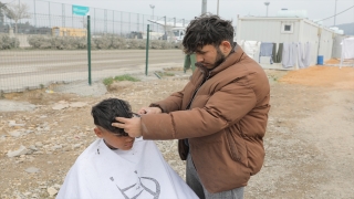 Depremzede berber, çadır kentleri gezerek hizmete devam ediyor