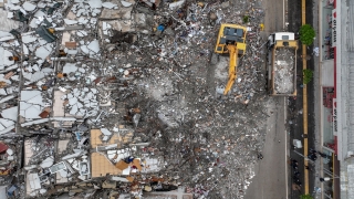 İskenedurun’da bina yıkım ve enkaz kaldırma çalışmaları sürüyor