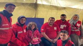 Türk Kızılay gönüllülerince 8 yaşındaki Neva’nın doğum günü çadırda kutlandı