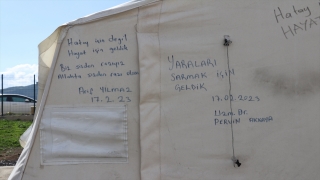 Hatay’da yardım ekiplerinin çadırlara yazdığı notlar depremzedelere moral oluyor