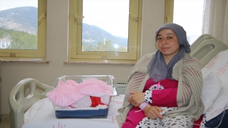 Eşi ve 3 çocuğuyla Kütahya’ya gelen depremzede kadın ikiz bebeklerini dünyaya getirdi