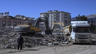 Kahramanmaraş’ta enkaz kaldırma ve hasarlı binaların yıkım çalışmaları sürdü