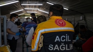 Depremzede acil tıp teknisyenleri, acılarına rağmen mesaisini sürdürüyor