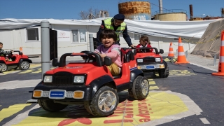 Jandarma ekipleri Hatay’da kurdukları parkurda çocuklara trafik kurallarını öğretiyor