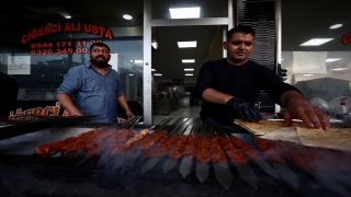 Ocaklarını sokağa taşıyan ciğerciler, depremin vurduğu ilçeyi canlandırmaya çalışıyor