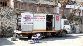 Kahramanmaraşlı esnaf 13 yıldır kamyon kasasında overlok hizmeti sunuyor