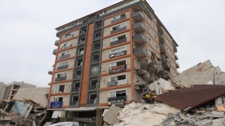 Depremde çevresindeki 3 binanın üzerine devrildiği apartman ayakta kaldı