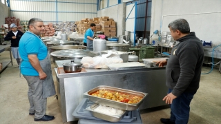 Hatay’da kurulan ”Kocaeli Afet Mutfağı”nda günde 10 bin kişiye yemek pişiyor