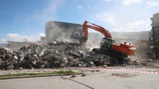 İskenderun’da ağır hasarları binaların yıkımı ve enkaz kaldırma çalışmaları sürüyor