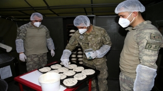Mehmetçik Kahramanmaraş’ta depremzedeler için ekmek ve ramazan pidesi üretiyor