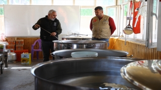 Kahramanmaraş’ta cami bahçesine kurulan aşeviyle 3 bin depremzedeye yemek ikramı