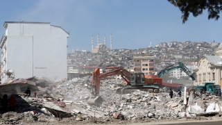 Kahramanmaraş’ta bina yıkım ve enkaz kaldırma çalışmaları 18 mahallede devam ediyor