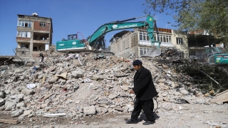 Kahramanmaraş’ta bina yıkım ve enkaz kaldırma çalışmaları 19 mahallede sürüyor