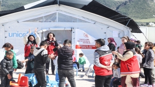 Osmaniye’de depremzede çocukların yüzü psikososyal destek ekipleriyle gülüyor