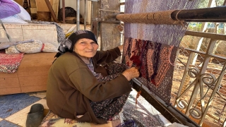 Ayşe nine, 80 yıldır evindeki tezgahta kilim dokuyor