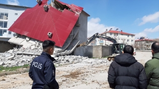 Depremden etkilenen Adana Tufanbeyli’de hasarlı binalar yıkılıyor