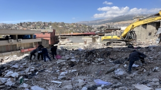 Kahramanmaraş’ta depremzedeler enkazda eşyalarını arıyor