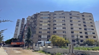 Mersin’de depremde hasar gören 8 katlı binanın yıkımına başlandı